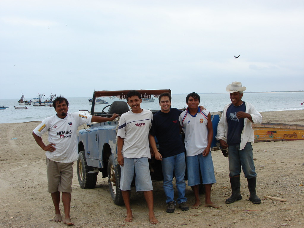 Rescate en la Playa por Pescadores de Tumbes — foto de Juan Peláez