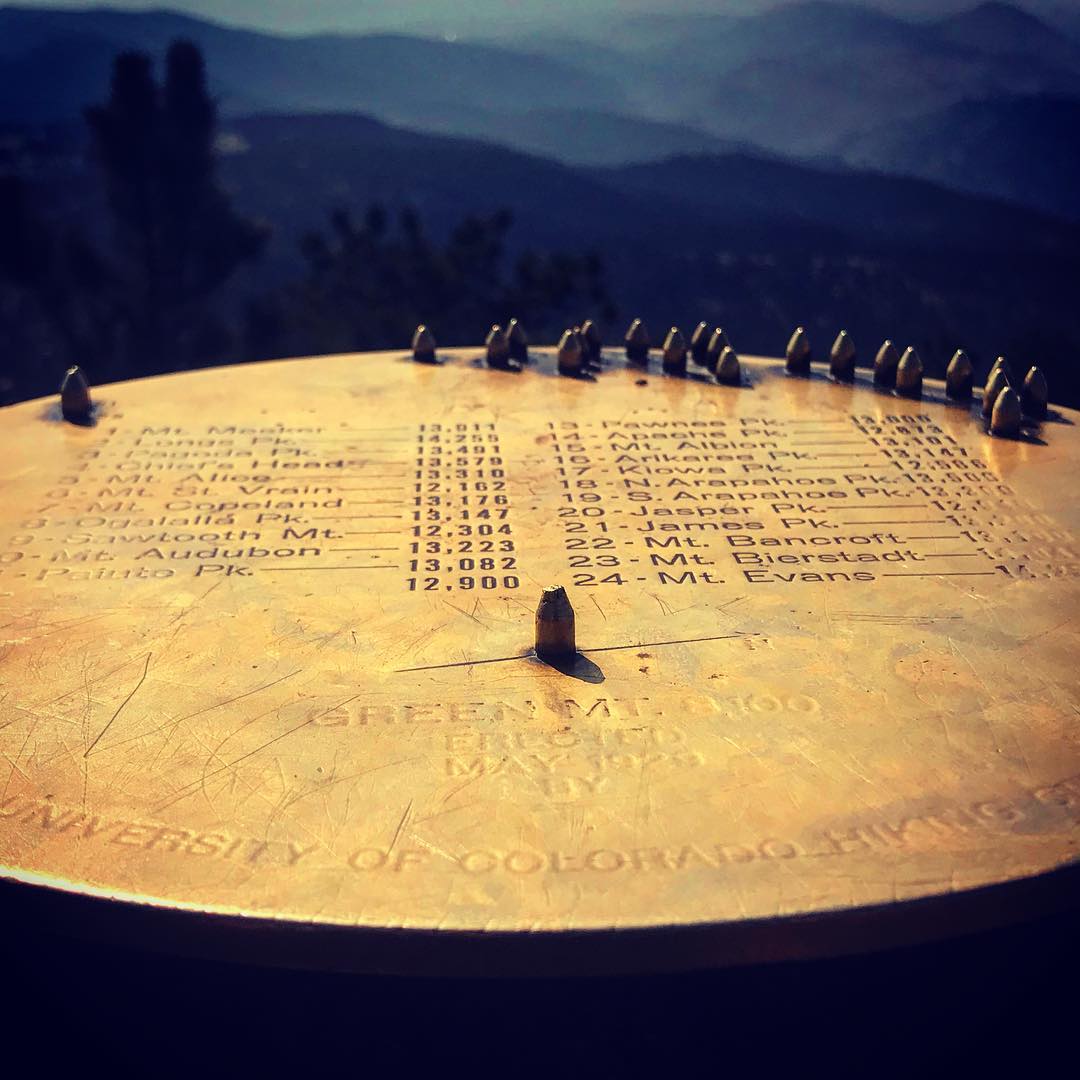 Green Mountain Summit. (best “you are here” sign ever) — foto de Juan Peláez