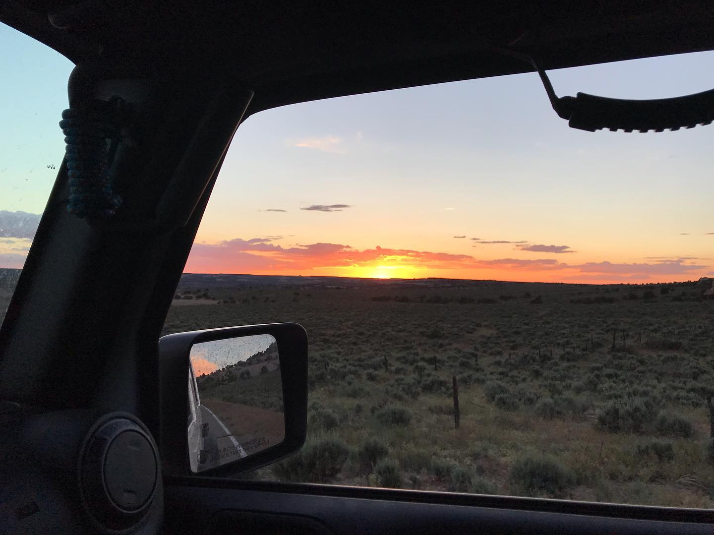 Sometimes, if you are lucky enough, driving south in Indian Creek on a full moon, this is what you see from your… — foto de Juan Peláez